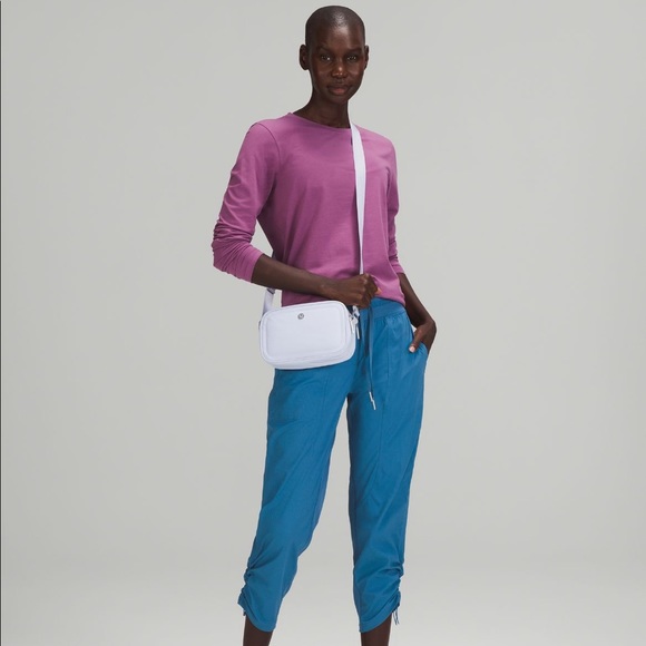 ✨Sold✨Lululemon • Crossbody Camera Bag - Picture 9 of 14